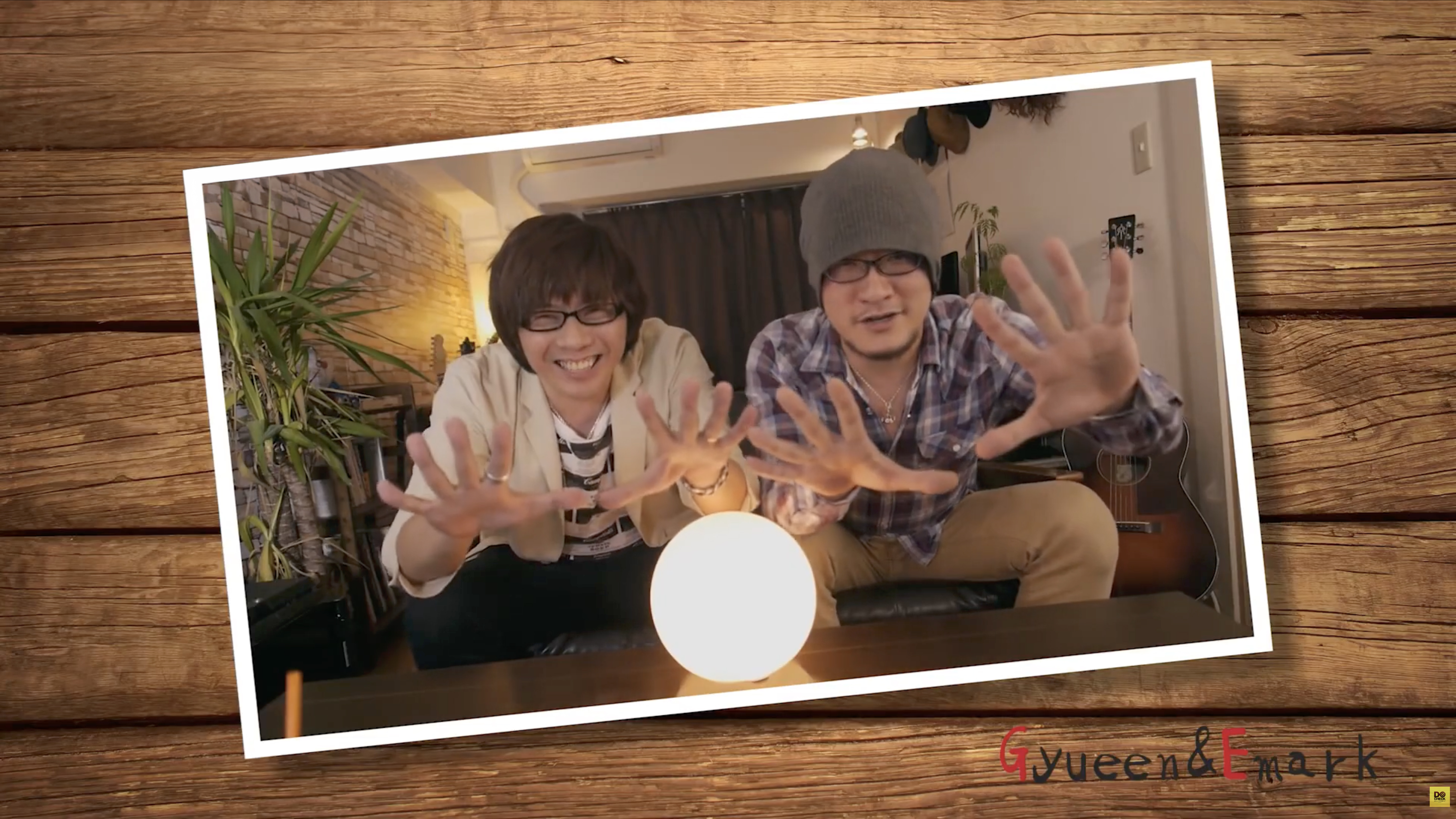 10年前の俺らと音楽の映像。両手を前に突き出すギュイーンとエマーク